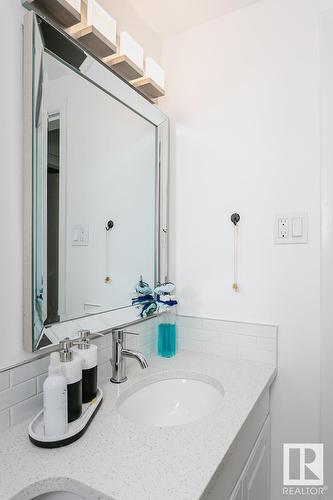 10629 110 St Nw, Edmonton, AB - Indoor Photo Showing Bathroom
