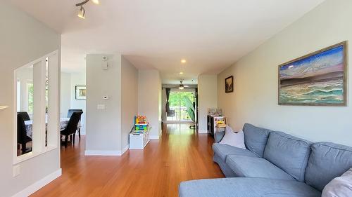 24 5352 Vedder Road, Chilliwack, BC - Indoor Photo Showing Living Room