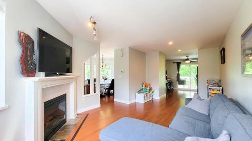 24 5352 Vedder Road, Chilliwack, BC - Indoor Photo Showing Living Room With Fireplace