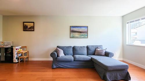 24 5352 Vedder Road, Chilliwack, BC - Indoor Photo Showing Living Room