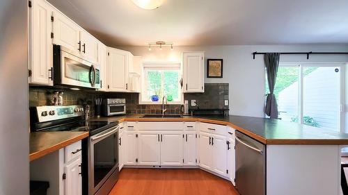 24 5352 Vedder Road, Chilliwack, BC - Indoor Photo Showing Kitchen