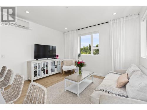 660 Cawston Avenue N Unit# 407, Kelowna, BC - Indoor Photo Showing Living Room