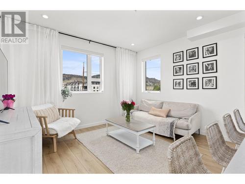 660 Cawston Avenue N Unit# 407, Kelowna, BC - Indoor Photo Showing Living Room