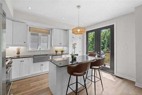 133 Blackbird Way, Hamilton, ON - Indoor Photo Showing Kitchen With Upgraded Kitchen