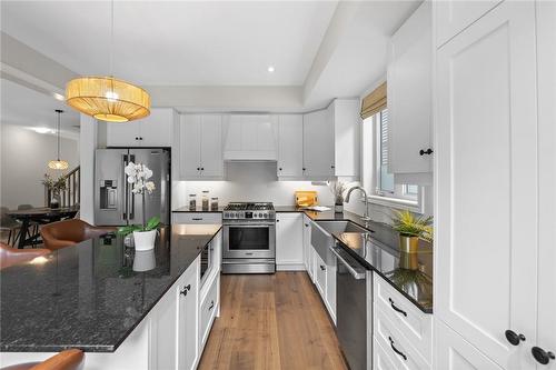 133 Blackbird Way, Hamilton, ON - Indoor Photo Showing Kitchen With Upgraded Kitchen