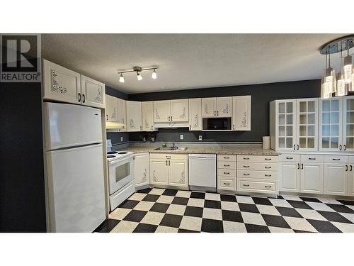 286 Green Avenue W Unit# 106, Penticton, BC - Indoor Photo Showing Kitchen With Double Sink