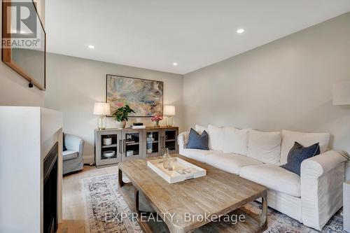 308 Lexington Road, Waterloo, ON - Indoor Photo Showing Living Room
