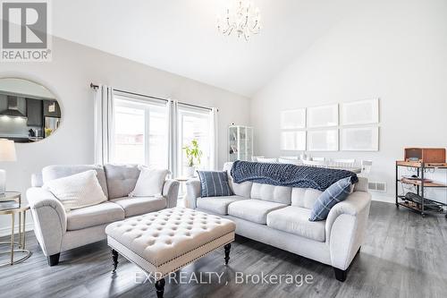 9469 Tallgrass Avenue, Niagara Falls, ON - Indoor Photo Showing Living Room