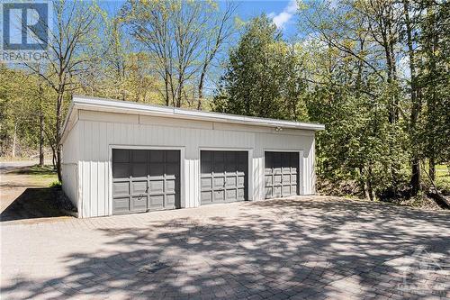 Detached Three Car Garage with power - 4120 Riverside Drive Unit#K, Ottawa, ON - Outdoor