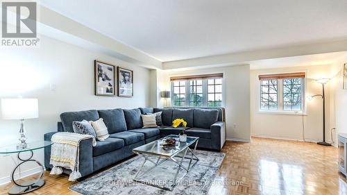 791 Candlestick Circle, Mississauga, ON - Indoor Photo Showing Living Room