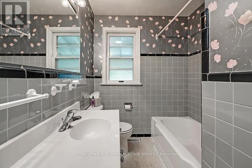 2351 First Street, Burlington, ON - Indoor Photo Showing Bathroom