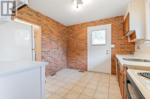 1634 Winterhaven Road, Mississauga, ON - Indoor Photo Showing Kitchen