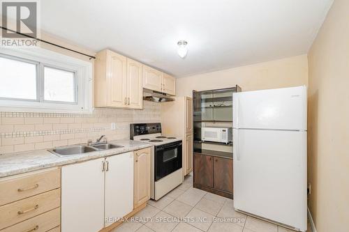 7333 Darcel Avenue, Mississauga, ON - Indoor Photo Showing Kitchen With Double Sink