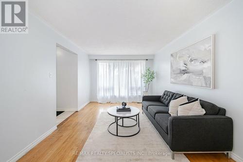 7333 Darcel Avenue, Mississauga, ON - Indoor Photo Showing Living Room