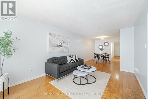7333 Darcel Avenue, Mississauga, ON - Indoor Photo Showing Living Room