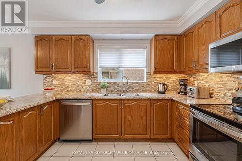 5315 Russell View Road, Mississauga, ON - Indoor Photo Showing Kitchen With Double Sink