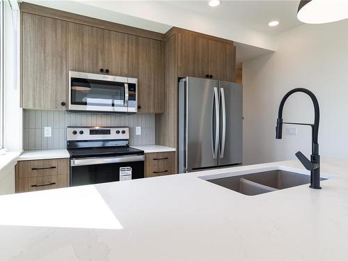 104-201 Dogwood Dr, Ladysmith, BC - Indoor Photo Showing Kitchen With Double Sink With Upgraded Kitchen