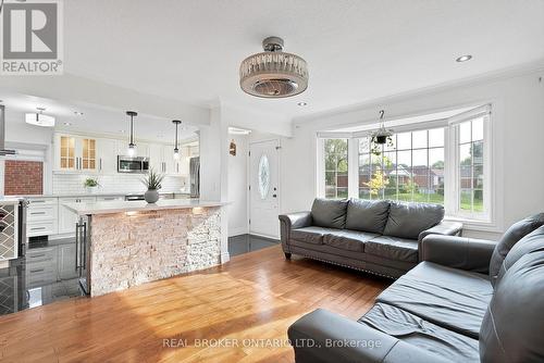 31 Lilian Drive, Toronto, ON - Indoor Photo Showing Living Room