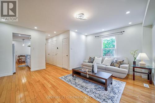 2 Battinger Gate, Toronto, ON - Indoor Photo Showing Living Room