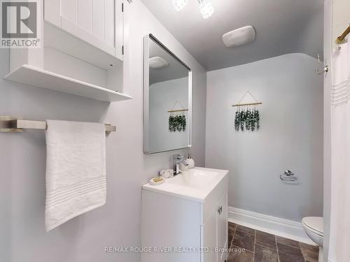15 Patricia Avenue, Oshawa, ON - Indoor Photo Showing Bathroom