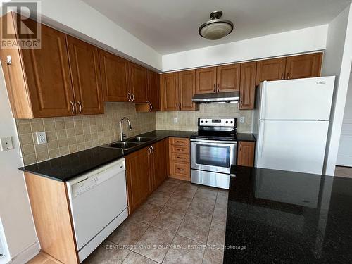702 - 55 South Town Centre Boulevard, Markham, ON - Indoor Photo Showing Kitchen With Double Sink