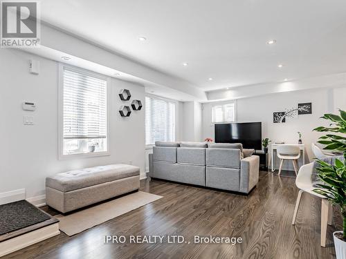 Th143 - 326 John Street, Markham, ON - Indoor Photo Showing Living Room