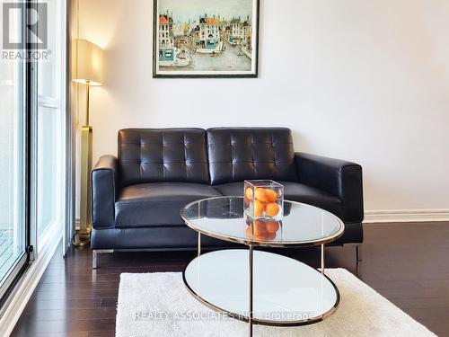 1815 - 18 Parkview Avenue, Toronto, ON - Indoor Photo Showing Living Room