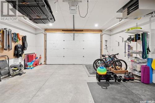 1322 Empress Avenue, Saskatoon, SK - Indoor Photo Showing Garage