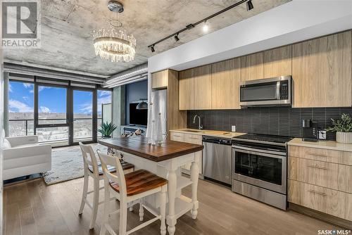908 490 2Nd Avenue S, Saskatoon, SK - Indoor Photo Showing Kitchen With Stainless Steel Kitchen
