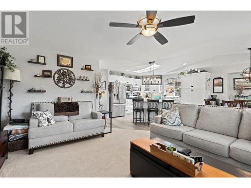 5011 5 Avenue, Vernon, BC - Indoor Photo Showing Living Room