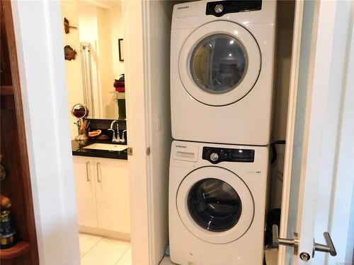 205-1250 Stewart Ave, Nanaimo, BC - Indoor Photo Showing Laundry Room