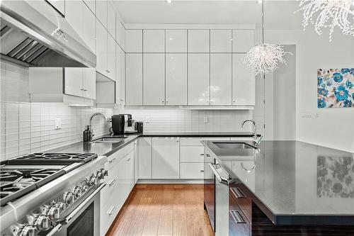 66 Seneca Drive, Hamilton, ON - Indoor Photo Showing Kitchen With Upgraded Kitchen