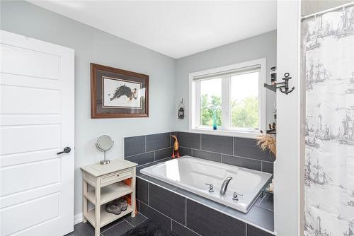 67 Larry Crescent, Caledonia, ON - Indoor Photo Showing Bathroom