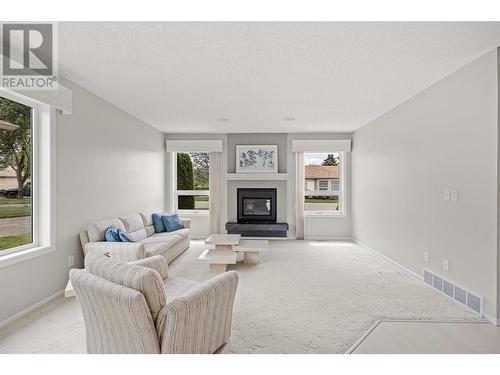 1201 Cameron Avenue Unit# 88, Kelowna, BC - Indoor Photo Showing Living Room With Fireplace