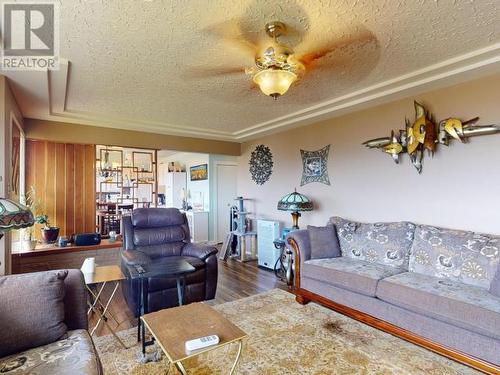 4046 Joyce Ave, Powell River, BC - Indoor Photo Showing Living Room