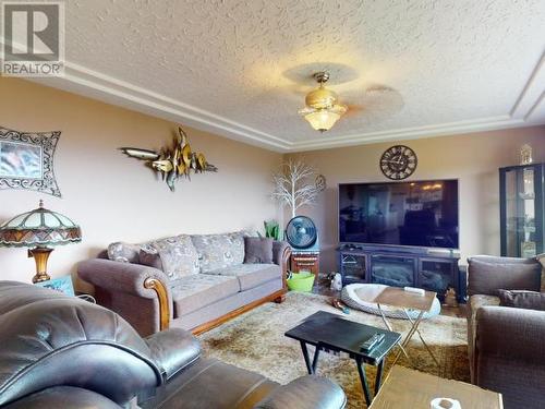4046 Joyce Ave, Powell River, BC - Indoor Photo Showing Living Room