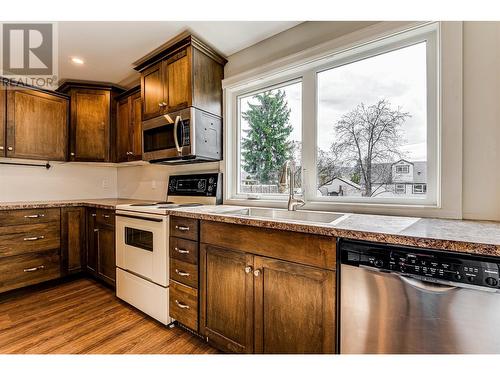 3207 16 Street, Vernon, BC - Indoor Photo Showing Kitchen