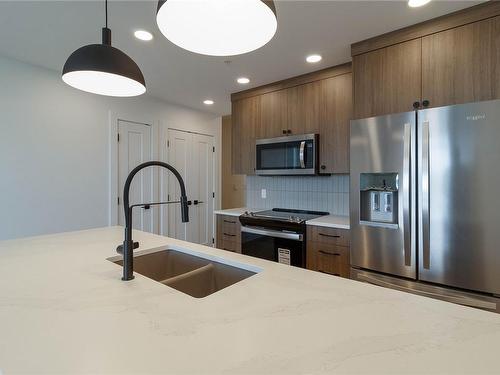 401-201 Dogwood Dr, Ladysmith, BC - Indoor Photo Showing Kitchen With Double Sink With Upgraded Kitchen