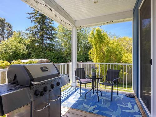 7109 Grant Rd West, Sooke, BC - Indoor Photo Showing Kitchen With Upgraded Kitchen