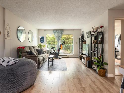 227-6711 Dover Rd, Nanaimo, BC - Indoor Photo Showing Living Room