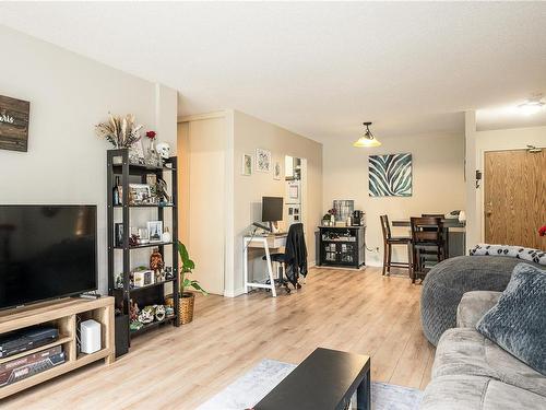 227-6711 Dover Rd, Nanaimo, BC - Indoor Photo Showing Living Room