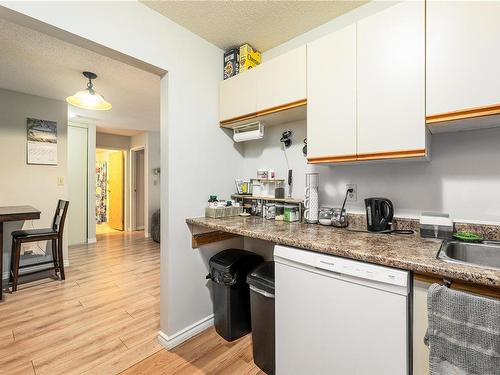 227-6711 Dover Rd, Nanaimo, BC - Indoor Photo Showing Kitchen