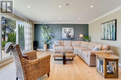 431 Okaview Road, Kelowna, BC - Indoor Photo Showing Living Room