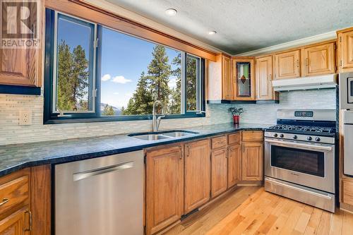 431 Okaview Road, Kelowna, BC - Indoor Photo Showing Kitchen With Double Sink