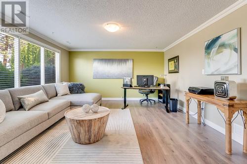 431 Okaview Road, Kelowna, BC - Indoor Photo Showing Living Room
