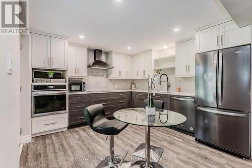 424 Belgreen Way, Waterloo, ON - Indoor Photo Showing Kitchen With Upgraded Kitchen