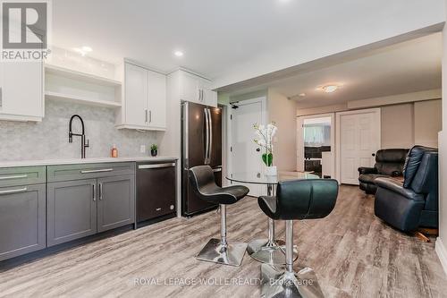 424 Belgreen Way, Waterloo, ON - Indoor Photo Showing Kitchen