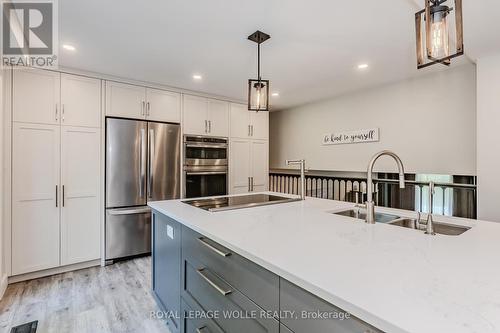 424 Belgreen Way, Waterloo, ON - Indoor Photo Showing Kitchen With Double Sink With Upgraded Kitchen