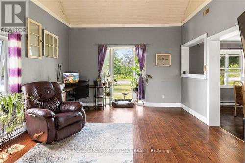 1874 County 2 Road, Prince Edward County, ON - Indoor Photo Showing Living Room