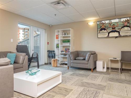 218 775 Sterling Lyon Parkway, Winnipeg, MB - Indoor Photo Showing Living Room